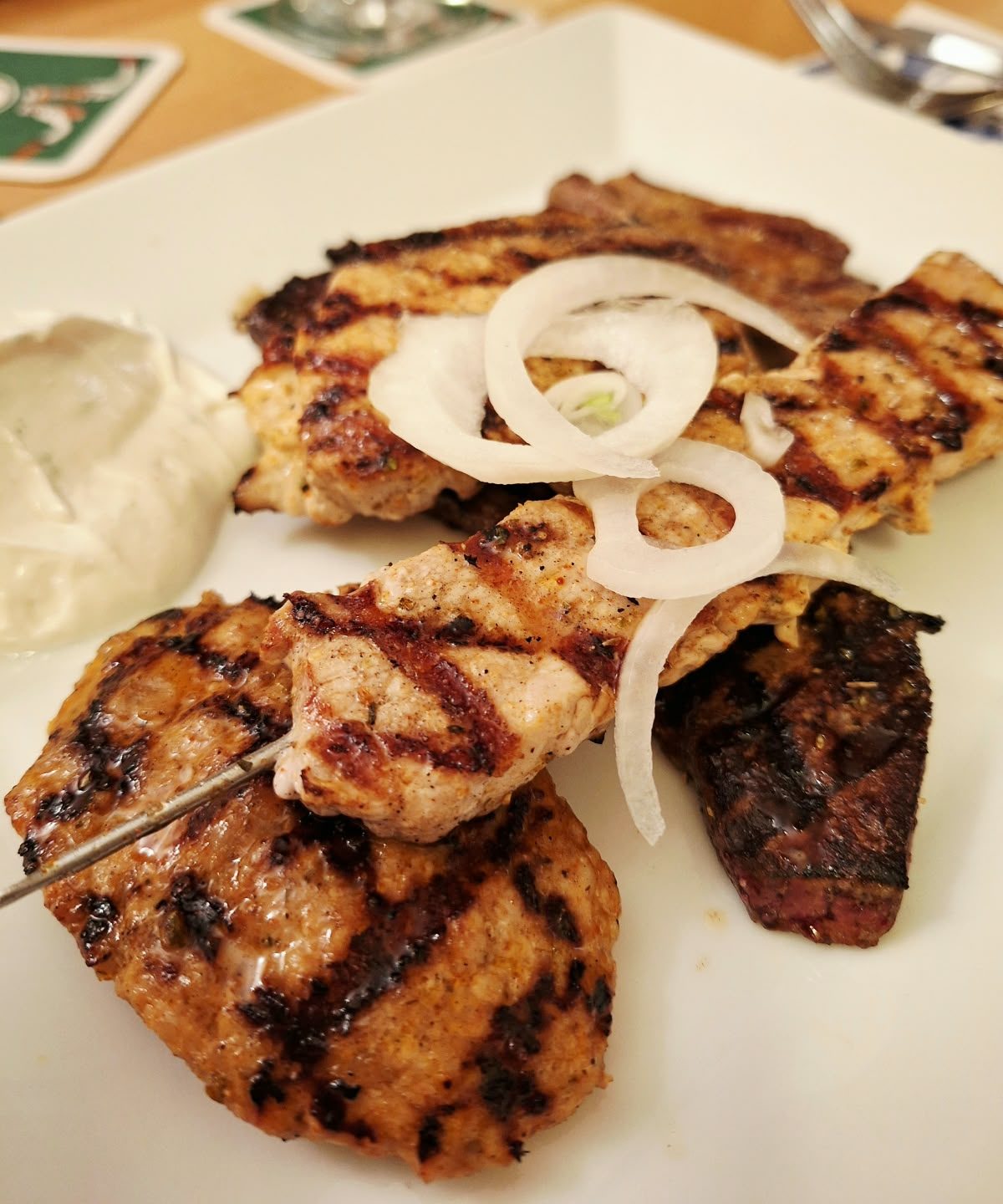 Grillteller mit Spieß, Bifteki und Zaziki