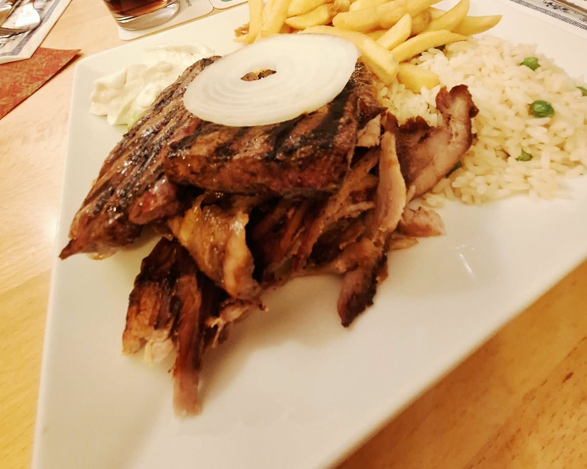 Gyros mit Grillfleisch, Reis, Pommes und Zaziki
